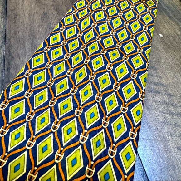 How to...Tie a Cravat - YouTube